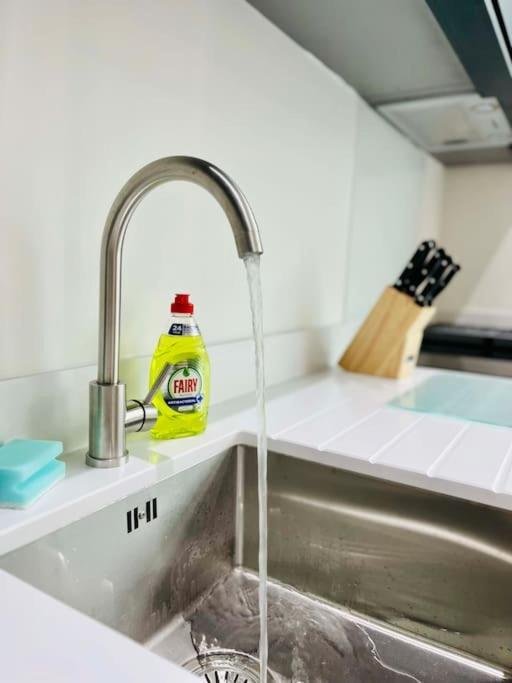 Lovely Studio Apartment With Free Parking Included! 맨체스터 외부 사진
