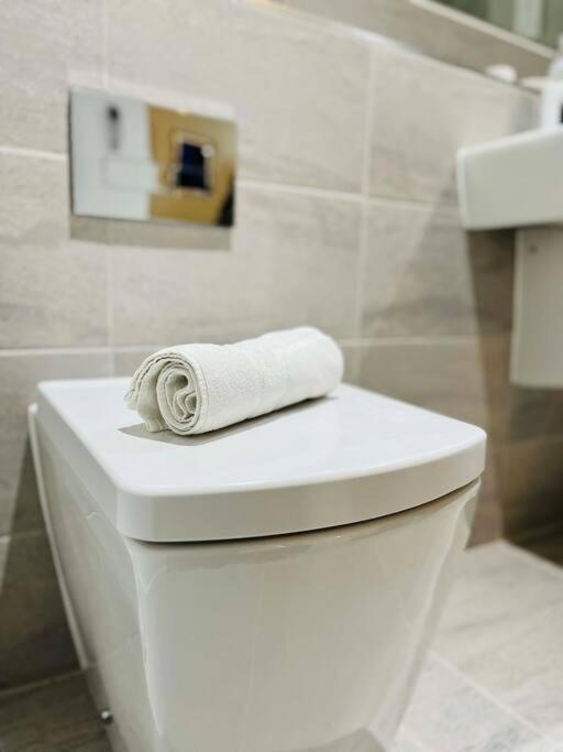 Lovely Studio Apartment With Free Parking Included! 맨체스터 외부 사진
