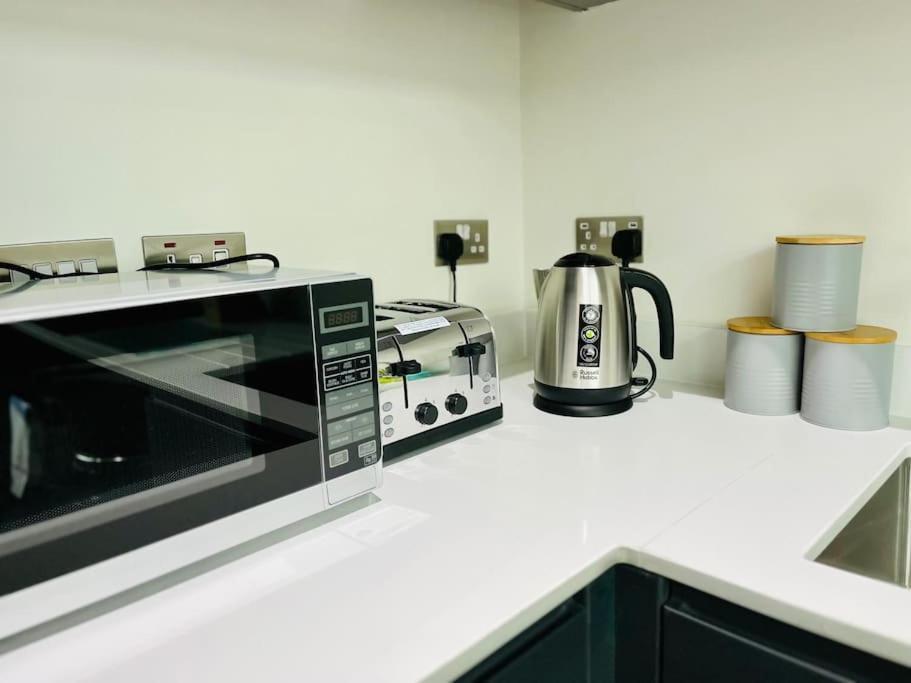 Lovely Studio Apartment With Free Parking Included! 맨체스터 외부 사진