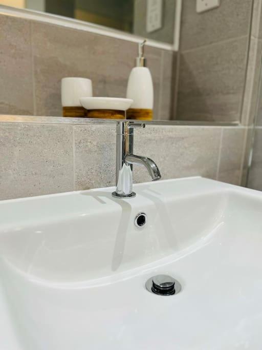 Lovely Studio Apartment With Free Parking Included! 맨체스터 외부 사진