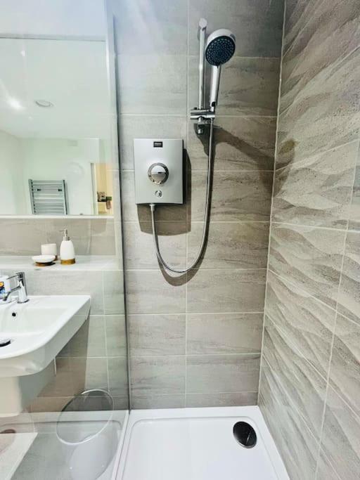 Lovely Studio Apartment With Free Parking Included! 맨체스터 외부 사진